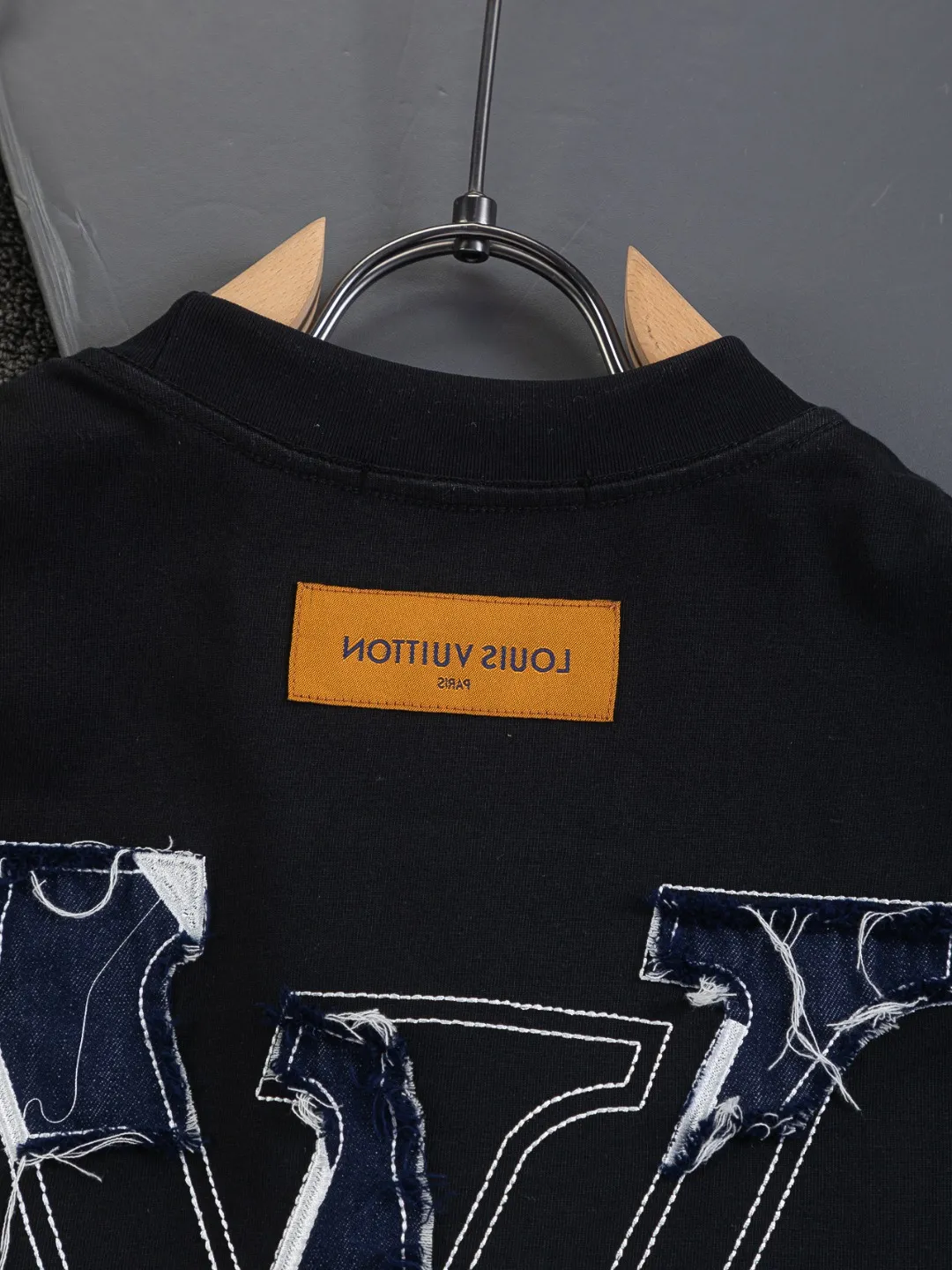 🅿️210 Louis Vuitton 1V LV lv slightly wide version S-XL LV 26ss new products are available at counters simultaneously. Multiple craftsmanship. Front and rear denim patch letters🪡 embroidery. Round neck short-sleeved T-shirt, same style for men and women! Consigned to one-to-one creation. Synchronized with the official website, pure cotton fabrics at the counter! It is close to the skin and comfortable, durable and easy to wear. It has a classic and simple logo design and meticulous original craftsmanship. Short-sleeves, a must-have item for men, do not appear to be the same for the general public, but must be unique and eye-catching. This LV short-sleeve is all about quality, comfort, the same shape and fashion as always, including fabrics and cutting techniques. All of them have been made with great effort! 320 grams of washed pure cotton fabric, pure cotton is breathable, very refreshing and comfortable for daily wear. The rib knitting on the neckline is smooth and tight, and the neckline will not be skewed if you toss it at will. The loose version, you will find that it looks really good on the upper body. The overall is minimalist and neat, super versatile for daily use! Pair it casually with a pair of pants for a youthful look. A T-shirt will make your outfit crazy. It is a fashionable item that can never go wrong! Color: Black White Size: S-XL Size chart: S: Shoulder width 50-Bust 56-Length 70 M: Shoulder width 52-Bust 57-Length 72 L: Shoulder width 54-Bust 59-Length 74 XL: Shoulder width 56-Bust 62-Length 76